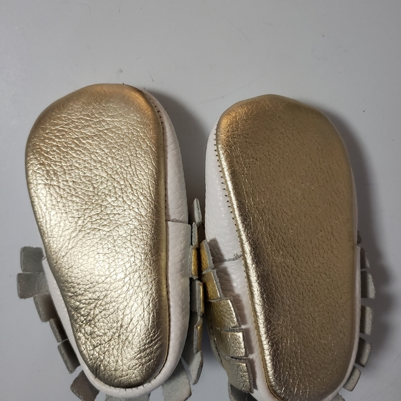Bebila white baby moccasins with gold bow tassel - Picture 6 of 13